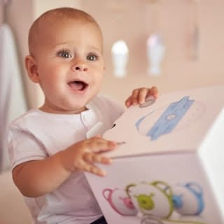 Kisfiú, kezében Noziboo Pro Orszívó doboza